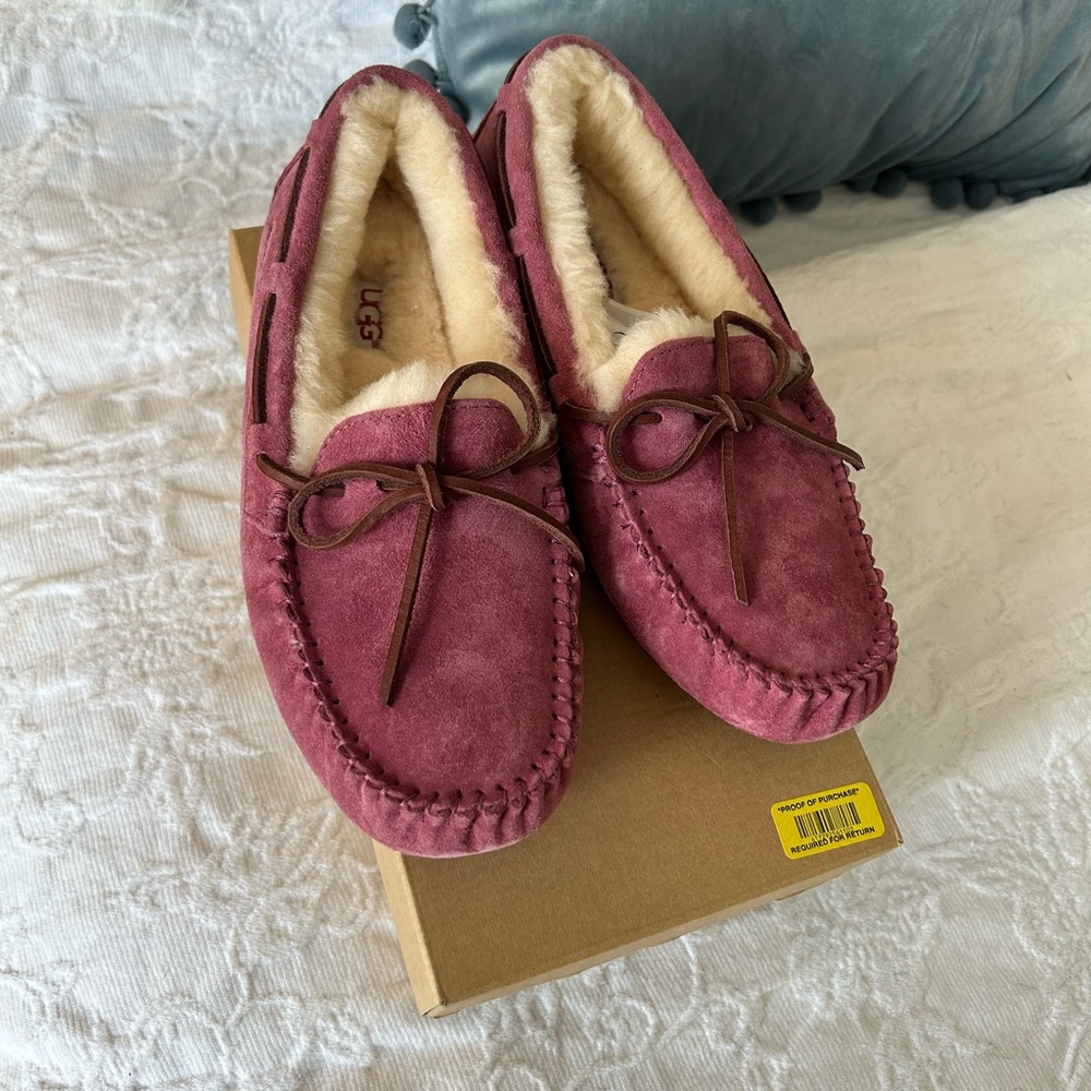 Woman’s sz 7 Dakota Ugg Slippers in a pink/purple color NWT